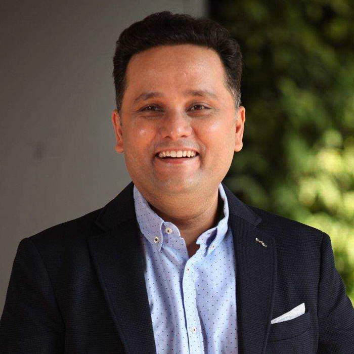 book-hire-motivational-speaker-amish-tripathi-engage4more