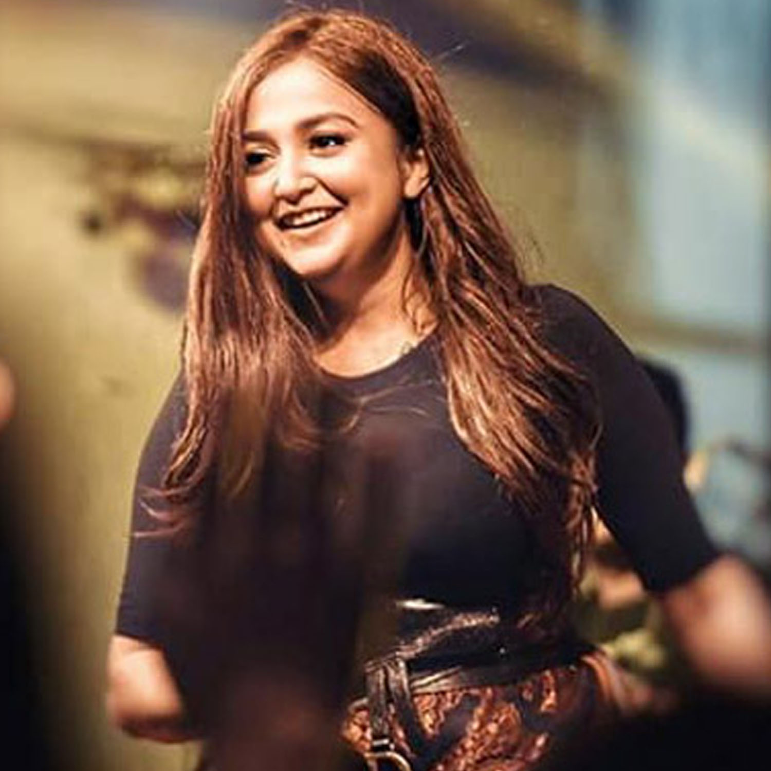 book hire contact Monali Thakur