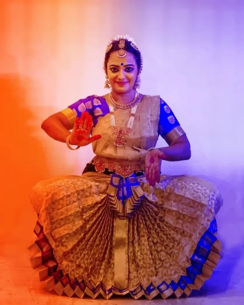 Anuja-Chandramouli-Bharatanatyam-Dancer Anuja Chandramouli, author and trained Bharatanatyam dancer, performing in traditional attire